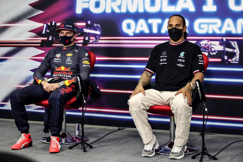 Lewis-Hamilton-a-Max-Verstappen