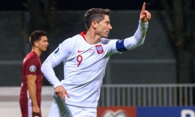 Robert Lewandowski slaví gól v dresu Polska