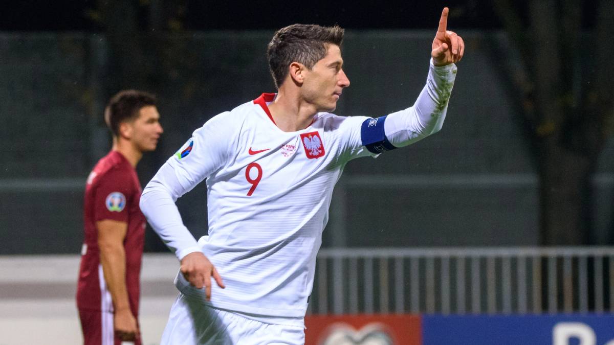 Robert Lewandowski slaví gól v dresu Polska